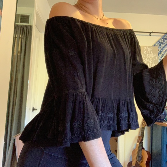 Patterned, off the shoulder black top ⚡️ - Picture 2 of 2